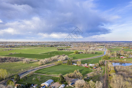 FortCollins附近的科罗拉多山丘春初空中观测图片