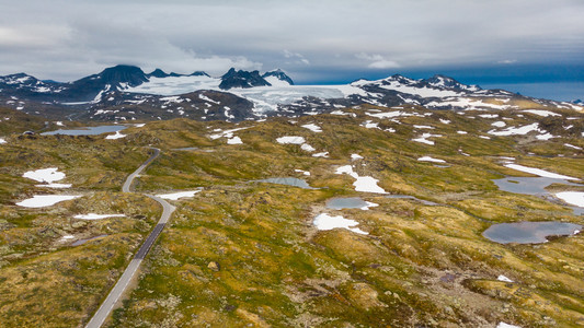 耶加雪菲穿越山地的公路远处雪峰和冰川旅游景点5Sognefjellet挪威空中视图山地景观挪威路线Songnefjellet背景