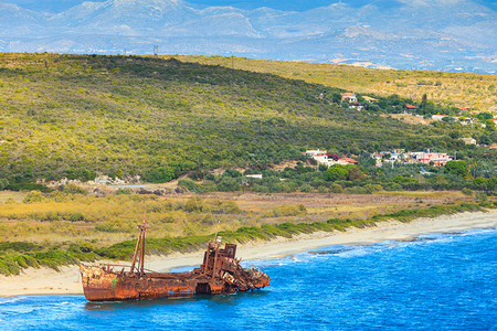 希腊的海岸线与Gytheio附近的Glyfada海滩上著名的生锈船沉没的DimitrosGythioLaconiaPelopon图片