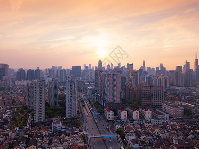 上海市的摩天大楼和高办公日落时的空中全景亚洲智能城市的金融区和商业中心图片