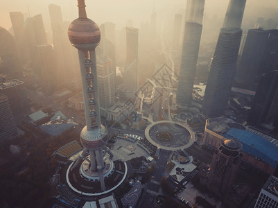 上海市的摩天大楼和高办公的空中景象日出时金融区和亚洲智能城市的商业中心图片
