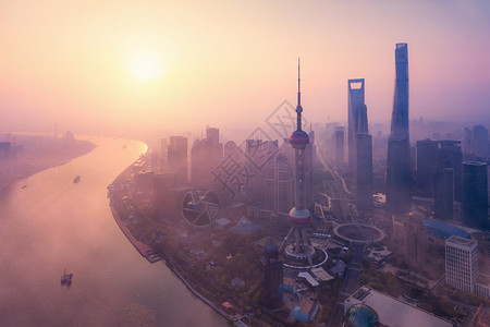 上海黄埔上海市的摩天大楼和高办公的空中景象日出时金融区和亚洲智能城市的商业中心背景