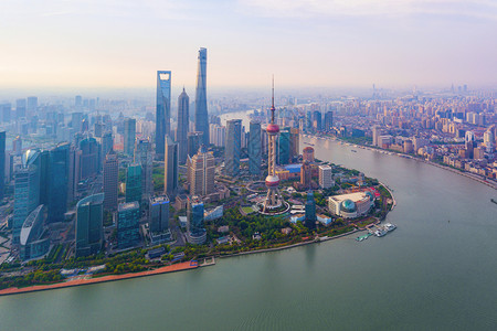 上海城市天际线黄浦河HuangpuRiver上海市摩天大楼和高办公的空中景象日出时金融区和亚洲智能城市的商业中心背景