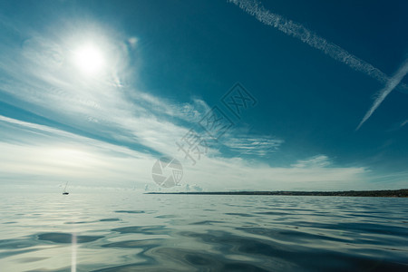 美丽的海景平面岸线和天空宁静的景象自然构成景观海平面和天空背景图片