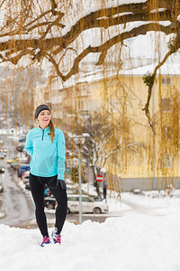 穿着运动服城市背景冬季运动户外健身时装康概念的女孩图片