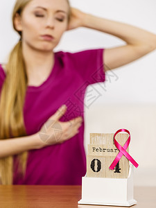 预防癌症今天是4个世界乳癌节与粉色认识丝带约会保健和医学概念日历上的妇女与世界乳腺癌日背景