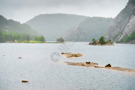 挪威岩石地貌山湖挪威石头地貌背景图片