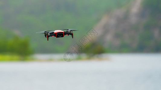 无人机飞往诺维吉安峡湾拍摄照片图片
