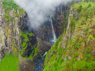 沃林斯弗森瀑布绿色夏季山丘马博达伦峡谷挪威全国旅游者Hardangervidda路线旅游者Rv7Eidfjord观光旅游挪威马博图片