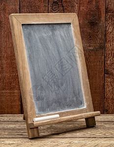黑白板牌粉泥对着生锈的谷仓木图片