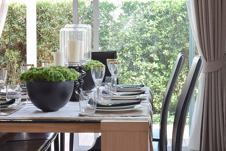 现代住宅的木桌和舒适椅子桌布优雅图片