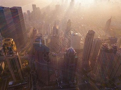 上海市的摩天大楼和高办公的空中景象与雾或日出时金融区和亚洲智能城市的商业中心都位于亚洲图片