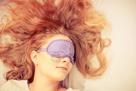 睡在床上的疲劳妇女戴蒙眼睛的睡面具年轻女孩睡午觉Instagram过滤睡觉妇女戴蒙眼睛的睡面具休息高清图片素材