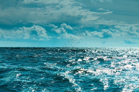 美丽的海景蓝色平面和天空宁静的景象自然构成美丽的景色背景图片