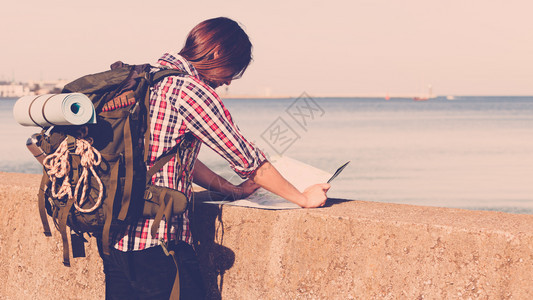 探险旅游积极生活方式青年长发男子践踏背心被海边践踏图片