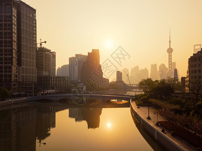 上海市的摩天大楼和高办公的空中景象与雾或日出时金融区和亚洲智能城市的商业中心都位于亚洲图片