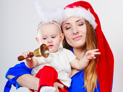 圣诞家庭假日概念母亲戴着圣达克萨斯帽子抱着婴儿铃声婴儿图片