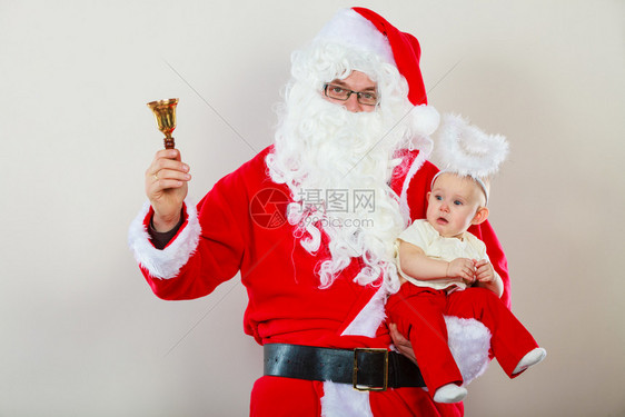 父亲戴着圣达克萨斯帽子带着婴儿在Aureole和显示铃声图片