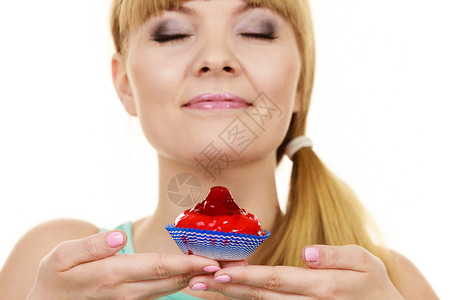 女人拿着蛋糕手拿着不健康的食物点心面包甜吃着幸福和人的概念女拿着蛋糕草莓图片