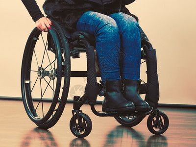 残疾和概念青少年残疾女孩坐在轮椅上实际生活中的瘫痪和障碍残疾女孩坐在轮椅上图片