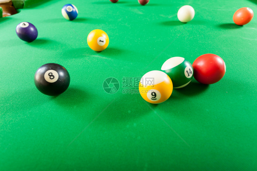 绿色桌上的Billiard球池游戏盘桌上的Snooker球图片