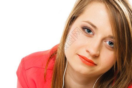 技术音乐和幸福概念听音乐的少女图片