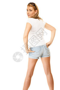 夏时装穿戴尼姆短裤的漂亮年轻美女图片