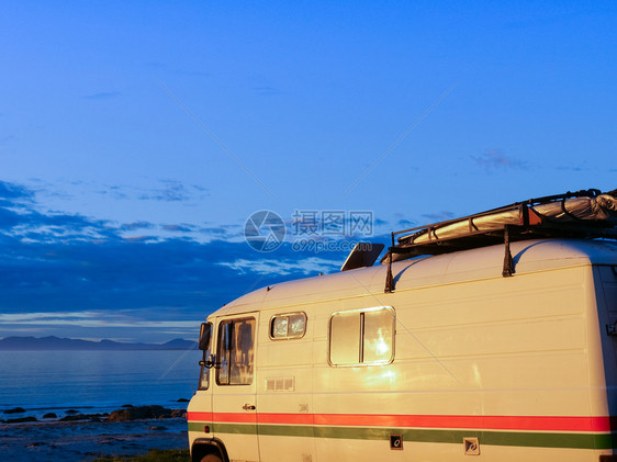 停泊在挪威沿海公路边的旅游度假露营房车图片