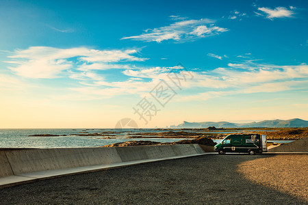 停泊在挪威沿海公路边的旅游度假露营房车图片