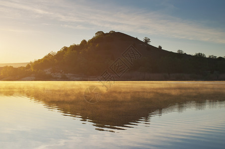 湖上的阳光大自然构成图片