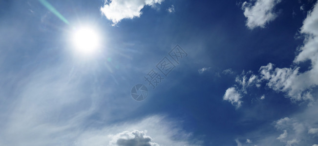 蓝天空背景的自然阳光图片