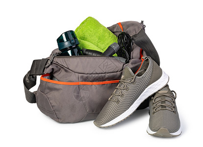 终于伤愈！镜头给到巴萨替补席上的莱万多夫斯基