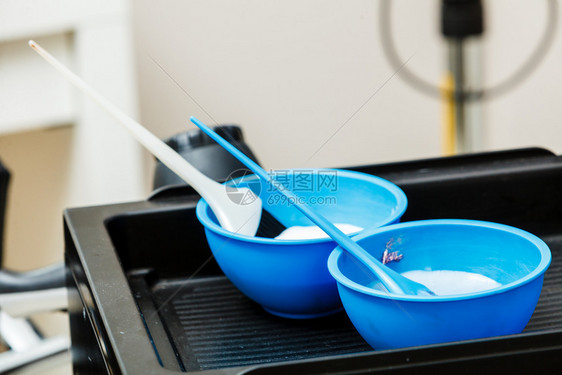 2个蓝色塑料碗有漂白染发和刷子2个塑料碗有染发图片
