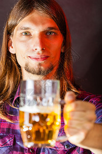 年轻人喝品脱酒男穿着衬衫拿啤酒图片