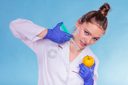 科学家医生用注射器苹果持有转基因水果的女化学家转基因食品改制科学医生注射苹果转基因食品图片