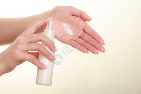 美容化妆品概念妇女用奶油从手泵的瓶子白湿润奶油来测试产品工作室拍白底片妇女用奶油在手边图片