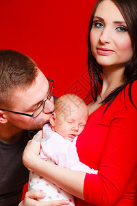 新生儿在母亲胸前睡觉父吻孩子新生儿在母亲胸前吻婴儿图片