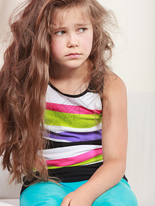 悲伤的不快乐小女孩肖像孤独沮丧孩子心情不好悲伤的小女孩肖像图片