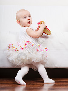 可爱的女婴在家站台小孩穿着公主礼服红小鞋的小女孩图片