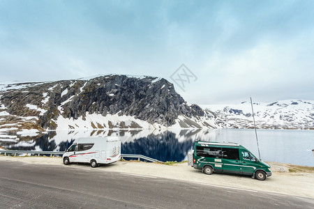 停泊在挪威沿海公路边的旅游度假露营房车图片