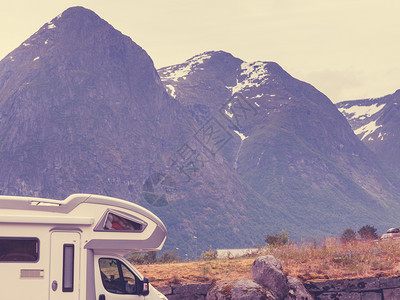 旅游度假和行挪威的野营车和山地景观挪威的野营车和山地景观挪威区的野营车图片