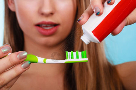 口腔牙科浴室用具概念牙刷上膏的妇女上的妇女上的妇女图片