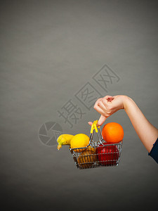购买健康食品素无制品妇女手拿着装有水果的购物车妇女手拿着带水果的购物篮妇女拿着水果的购物篮图片