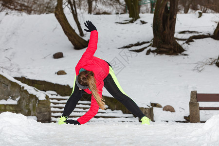 参加户外体育锻炼运动装饰思想参加温暖运动服装训练的妇女冬季在户外伸展腿冬季在户外锻炼腿图片