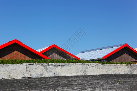 蓝天背景上的红屋顶图片