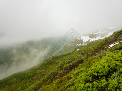 挪威夏季寒冷的雨天挪威风景优美的山脉挪威奥兰和莱达尔之间的远足地区图片