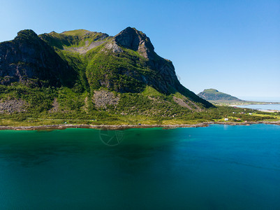 夏季金索亚岛海岸与山诺尔德兰县挪威洛福滕群岛旅游景点挪威洛福滕岛金索亚的海景挪威洛福滕岛图片