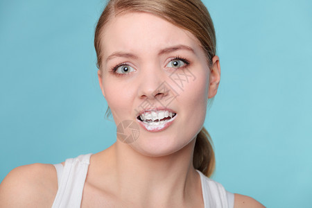 洗刷牙的年轻女子嘴里有泡沫的女孩口腔卫生刷牙的女人图片