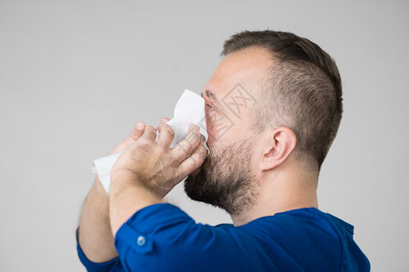 男人有流感打喷嚏入卫生组织男人病过敏吹鼻涕男人图片