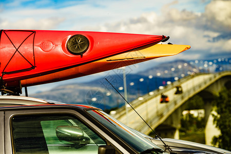 积极的生活方式运动概念顶屋桥和背景的山地观上有独木舟的汽车顶屋有独木舟的汽车山顶有独木舟的汽车图片